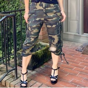 Fabulous Camouflage chic capri cargo pants